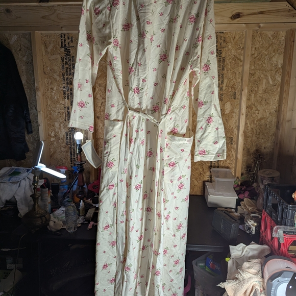 Floral Cream Long Robe - Picture 6 of 7